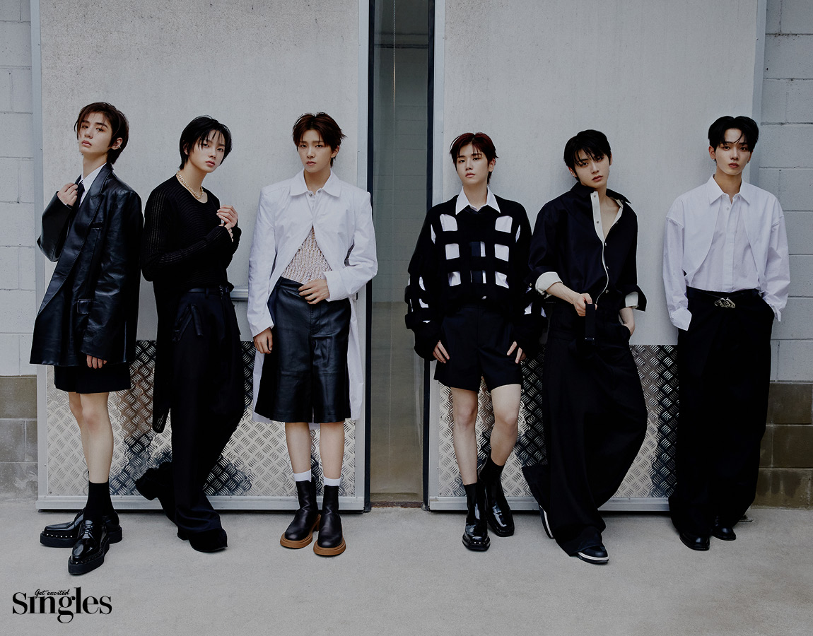 보이넥스트도어의 멤버들이 벽에 기대어 일렬로 서 있는 사진 